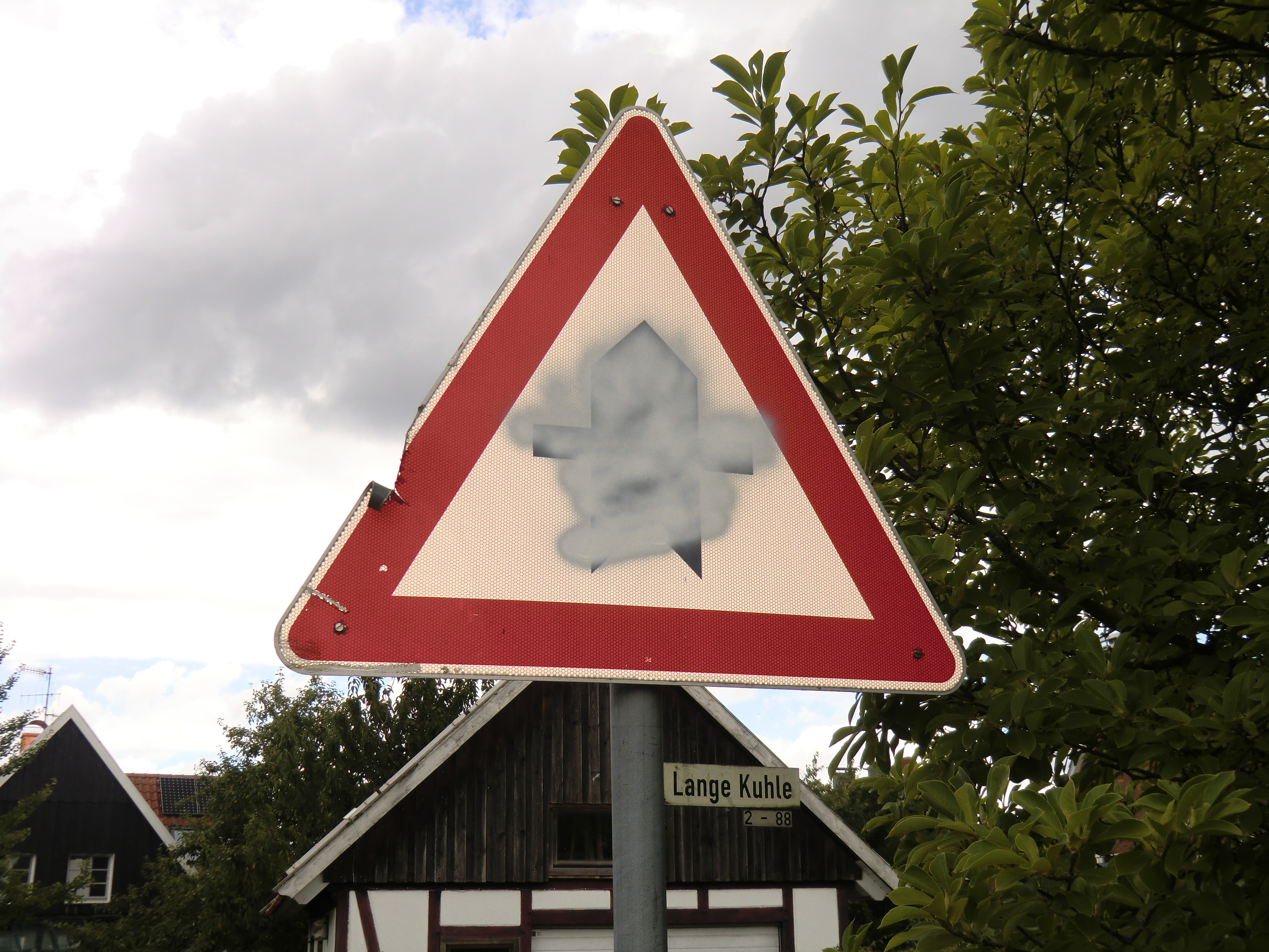 Aus Vorfahrt wird durch Vandalismus Vorfahrt achten