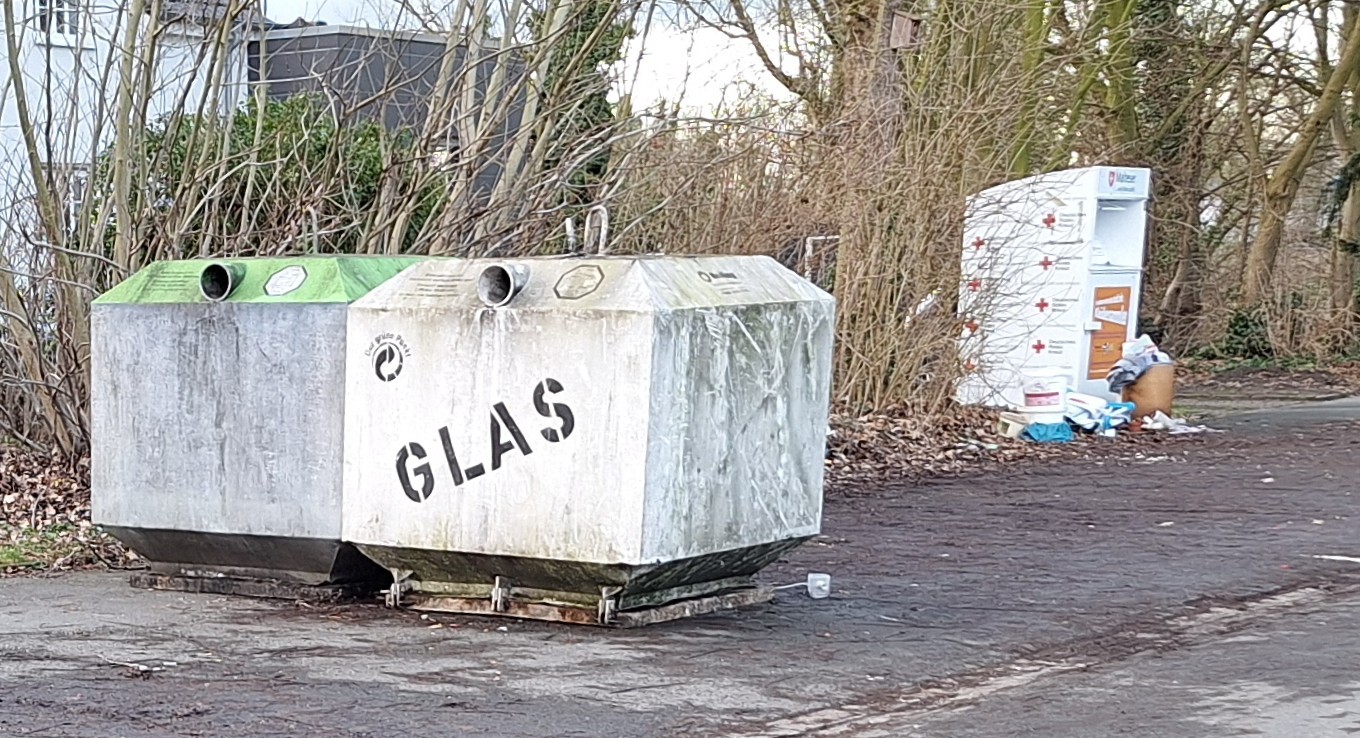 Das Umfeld des Containerstandortes am Lailly-en-Val-Platz ist ein rgernis.