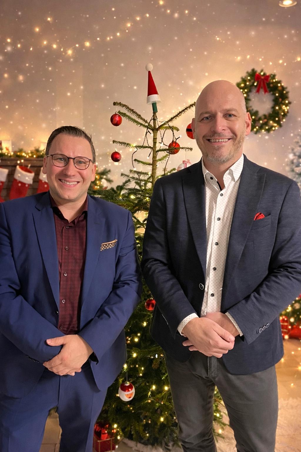 Sebastian Lieske (rechts im Bild) und Benedikt Brahm (links) w�nschen frohe Weihnachten und alles Gute f�r 2026.